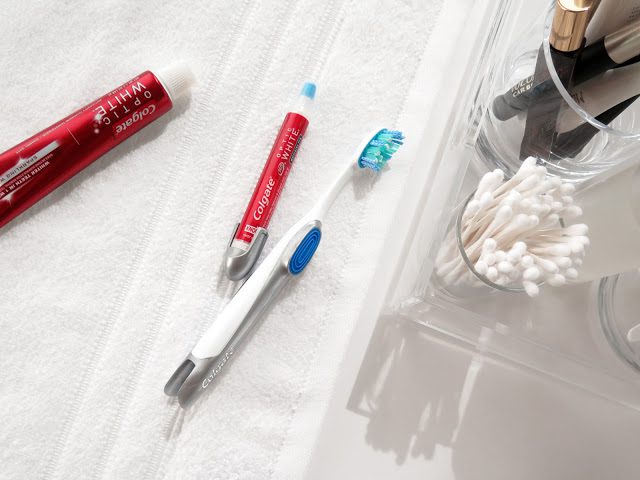 Colgate Optic White Toothbrush + Whitening Pen